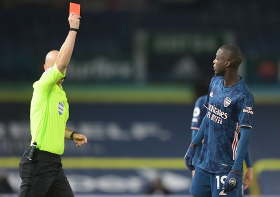 Nicolas Pepe và chiếc thẻ đỏ đẩy Arsenal vào khó khăn. Ảnh: Getty Images  