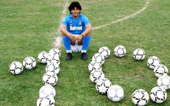 Thế giới tiếc thương “Cậu bé vàng” Diego Maradona ảnh 1