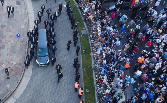 Cắt ngắn lễ viếng, Maradona đã được an táng ở quê nhà ảnh 1