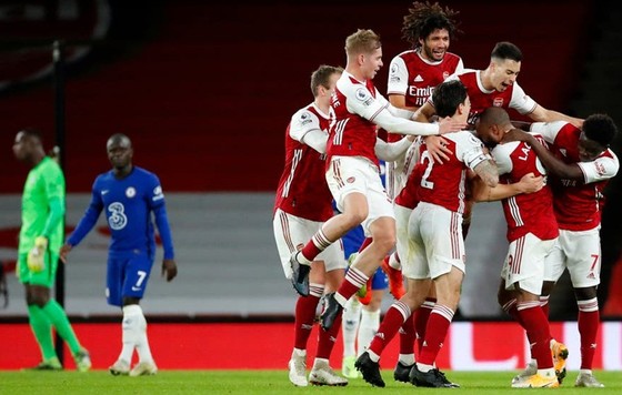 Niềm vui hiếm hoi và quý giá của các cầu thủ Arsenal. Ảnh: Getty Images    