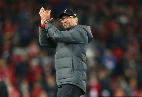 HLV Jurgen Klopp kêu gọi người hâm mộ Liverpool cố gắng tận hưởng trận đấu khi còn có thể. Ảnh: Getty Images    