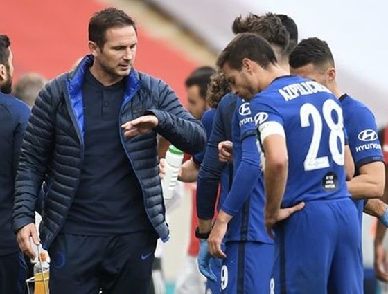 HLV Frank Lampard sẽ có thêm thời gian để xoay chuyển phong độ của Chelsea. Ảnh: Getty Images    