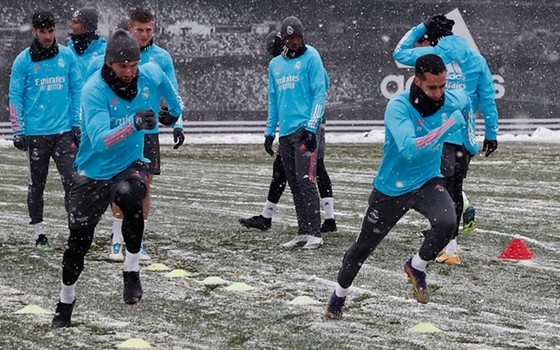 Real Madrid tập luyện trong điều kiện tuyết phủ dày.