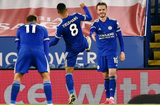 Chelsea tìm lại chiến thắng, Leicester lên nhì bảng ảnh 1