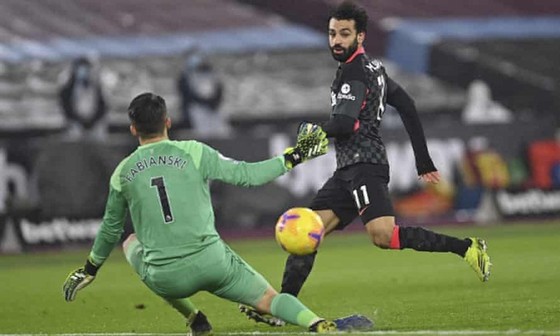 Mohamed Salah ghi cú đúp giúp Liverpool thăng hoa trở lại. Ảnh: Getty Images