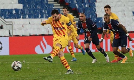 Lionel Messi đá bay cơ hội lật ngược tình thế của Barca từ chấm 11m. Ảnh: Getty Images