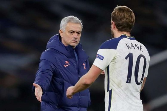 HLV Jose Mourinho hy vọng chấn thương của Harry Kane không nghiêm trọng. Ảnh: Getty Images
