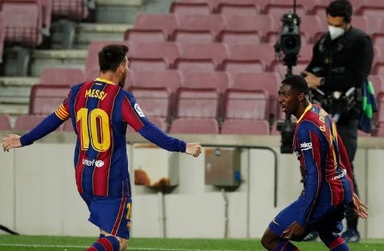 Ousmane Dembele phấn khích mừng bàn thắng cùng đội trưởng Lionel Messi. 