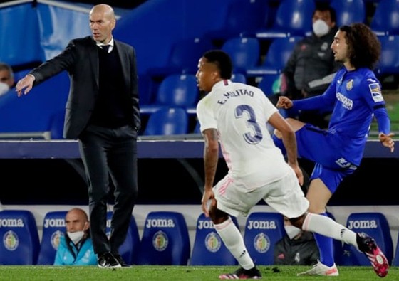 HLV Zinedine Zidane chứng kiến Real Madrid suy kiệt hòa 0-0 tại Getafe. Ảnh: Getty Images