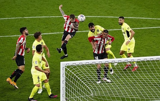 Inigo Martinez đánh đầu ghi bàn thắng muộn giúp Bilbao đánh bại Atletico.