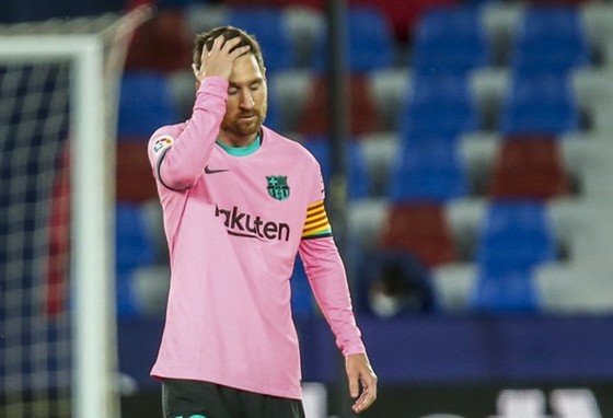 Những bàn thắng của Lionel Messi không thể bù đắp cho sai lầm phòng ngự. Ảnh: Getty Images