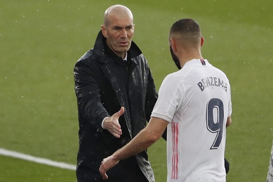 HLV Zinedine Zidane khẳng định không bao giờ nói điều bất lợi trước thời điểm quyết định. Ảnh: Getty Images