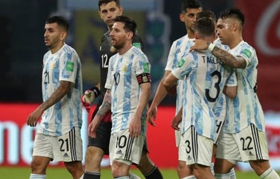 Lionel Messi và đồng đội thất vọng khi hòa 1-1 trên sân nhà.
