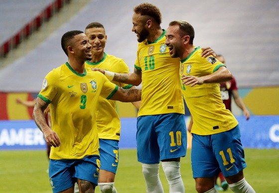 Neymar và đồng đội đã có chiến thắng dễ dàng trong ngày khai mạc.