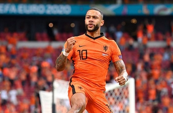 Memphis Depay ghi bàn cho tuyển Hà Lan tại Euro 2020. Ảnh: Getty Images