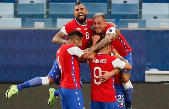 Cầu thủ Chile mừng chiến thắng đầu tiên của giải trước Bolivia. 
