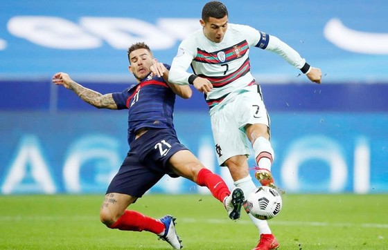 Cristiano Ronaldo trong lần gần nhất bị “khóa chân” trước tuyển Pháp. 