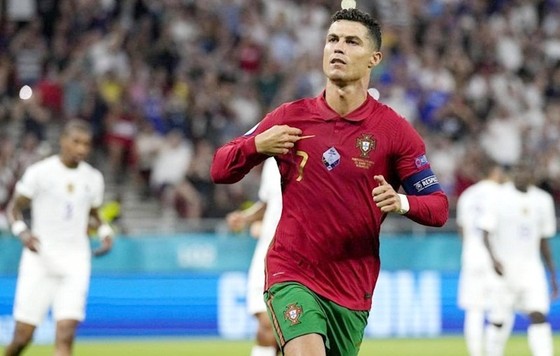 Cristiano Ronaldo đi vào lịch sử bóng đá thế giới khi cân bằng kỷ lục 109 bàn. 