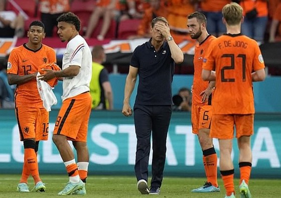 HLV Frank de Boer tỏ rõ rất thất vọng sau trận đấu. 
