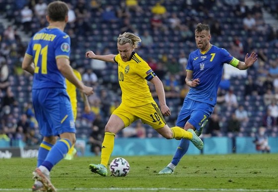 Thụy Điển - Ukraine 1-2 (hiệp phụ): Sao Man.City tỏa sáng, Ukraine lần đầu vào tứ kết  ảnh 1