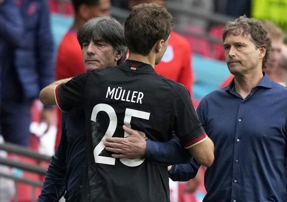 HLV Joachim Loew và Thomas Mueller chia sẻ với nhau sau trận đấu.