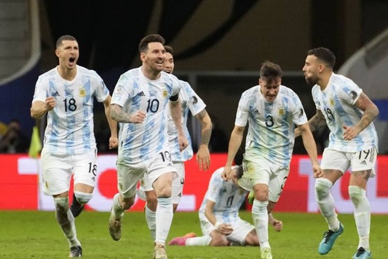 Lionel Messi vui mừng sau chiến thắng trên loạt sút luân lưu.