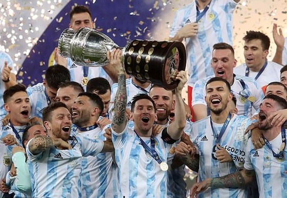 Lionel Messi lần đầu được vinh dự nâng cao danh hiệu cùng đội tuyển Argentina. 
