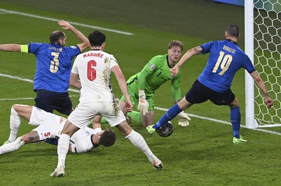 Italy - Anh 1-1 (3-2 luân lưu): Tam sư gục ngã trước thiên đường, Azzurri số 1 châu Âu sau 53 năm ảnh 3