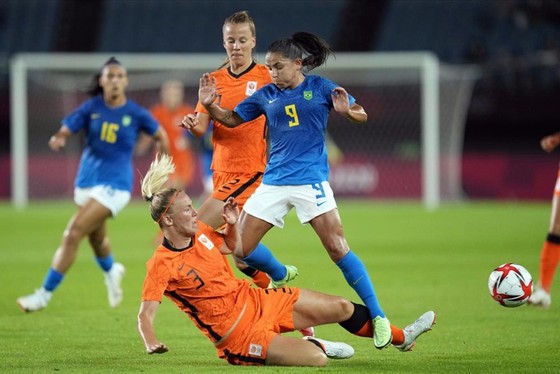 Hà Lan đưa ra thách thức với kết quả hòa 3-3 trước ứng viên Brazil.