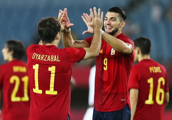 Rafa Mir (phải) đã có một trận đấu để đời giúp Tây Ban Nha ngược dòng thắng khó tin.