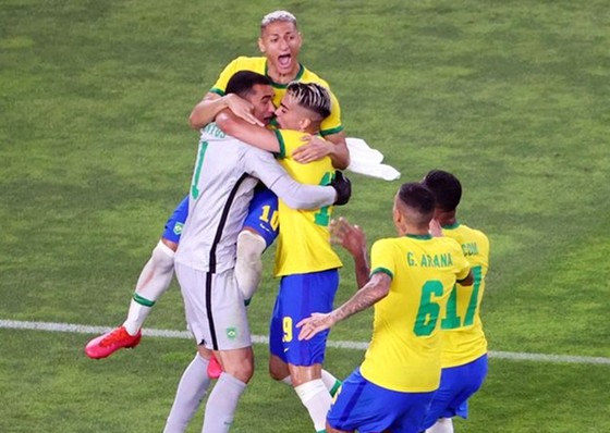 Thủ môn Santos của Brazil đã xuất sắc trong màn đấu luân lưu cân não.