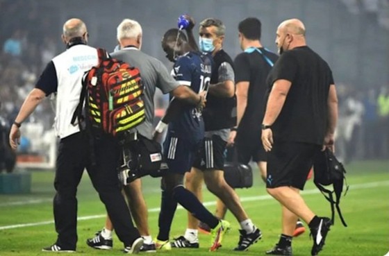 Cầu thủ ở Ligue 1 may mắn thoát chết sau khi bất ngờ đổ gục trên sân ảnh 1