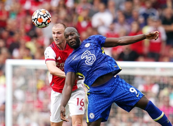 Romelu Lukaku không chỉ ghi bàn mà sức mạnh của anh còn làm khổ hàng thủ Arsenal. Ảnh: Getty Images