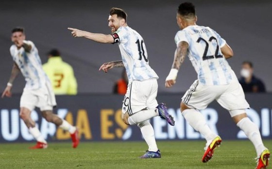 Lionel Messi mừng bàn mở tỷ số khá may mắn.