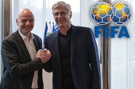 Chủ tịch FIFA, Gianni Infantino (trái) và Giám đốc phát triển bóng đá toàn cầu Arsene Wenger đang thúc đẩy kế hoạch.