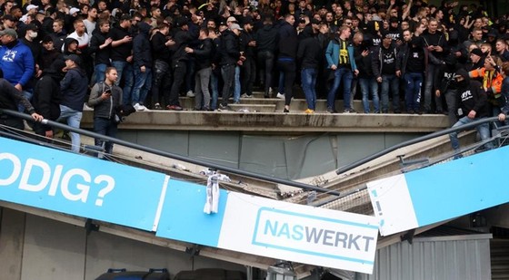 Một phần nhỏ khán đài tại sân Goffert của NEC Nijmegen đã sụp đổ.