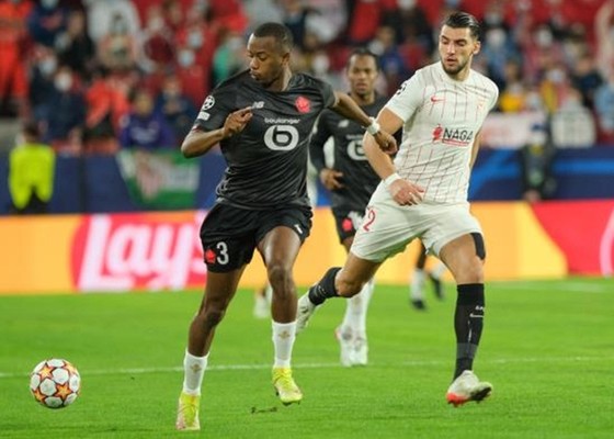 Sevilla (phải) bất ngờ thua Lille 1-2 ngay trên sân nhà.