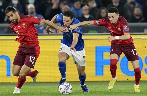 Italia và Thụy Sĩ tiếp tục đua căng thẳng đến vòng đấu cuối cùng.