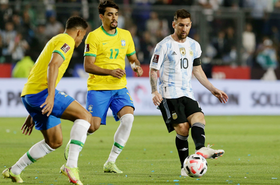 Lionel Messi mờ nhạt nhưng trận hòa 0-0 với Brazil cũng đủ giúp Argentina giành vé.