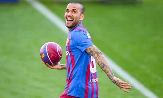 Chủ tịch Barca không loại trừ khả năng đón Messi và Iniesta trở lại ảnh 1