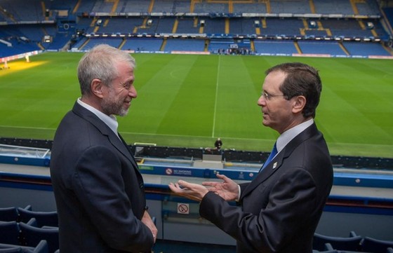 Ông chủ Chelsea, Roman Abramovich tiếp đón Tổng thống Israel, Isaac Herzog tại Stamford Bridge vào Chủ nhật.