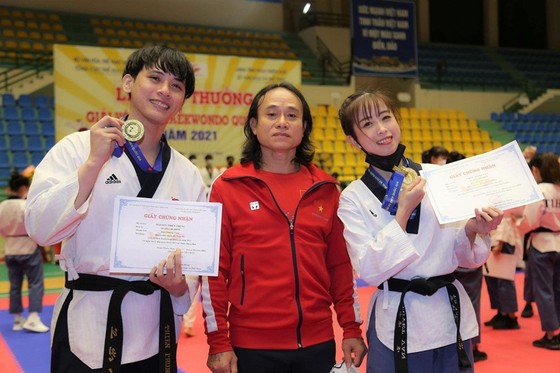 Các võ sĩ nội dung biểu diễn quyền của đội taekwondo TPHCM.