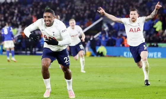 Steven Bergwijn ghi 2 bàn thắng muộn để giúp Tottenham ngược dòng giành chiến thắng lịch sử. Ảnh: Getty Images
