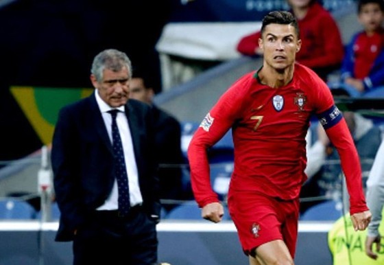 HLV Fernando Santos và Cristiano Ronaldo sẽ cùng nhau giúp Bồ Đào Nha thoát hiểm?