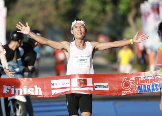 Vượt nắng gió Côn Đảo, các chân chạy chinh phục đỉnh cao marathon vô địch quốc gia ảnh 1