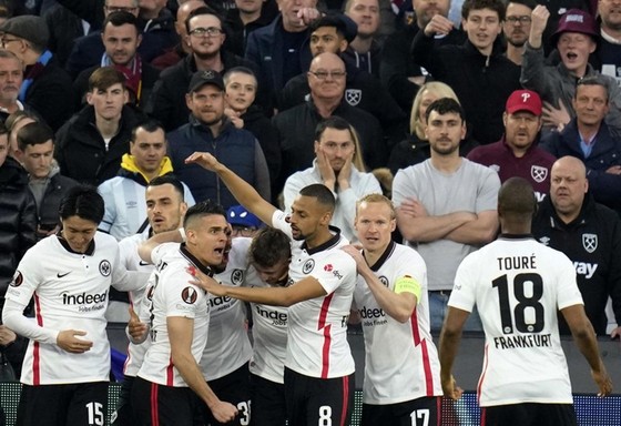 Cầu thủ Eintracht Frankfurt ăn mừng trước nỗi thất vọng của người hâm mộ West Ham.