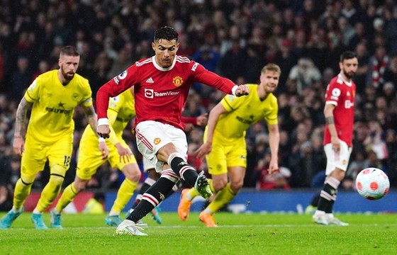 Cristiano Ronaldo ghi bàn trong trận cuối mùa tại Old Trafford. Ảnh: Getty Images