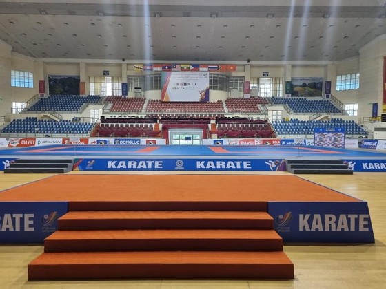 Thảm thi đấu của môn karate đang được lắp tại nhà thi đấu tỉnh Ninh Bình. Ảnh: V.S.H