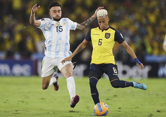 Byron Castillo (phải) cùng Ecuador đối đầu Argentina ở vòng loại World Cup 2022.