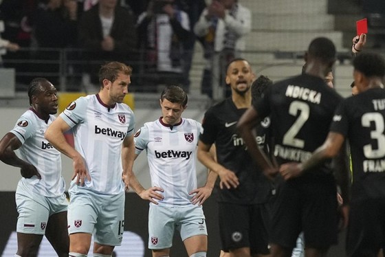 West Ham (trái) thất vọng dừng bước khi thua tại Eintracht Frankfurt.